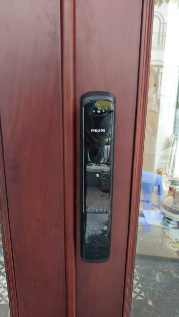 khoa-cua-thong-minh-ddl702-2-366x650-4 Khoá cửa điện tử Philips DDL702 mặt ngoài
