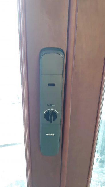 khoa-cua-thong-minh-ddl702-3-366x650-4 Khoá cửa điện tử Philips DDL702 mặt trong